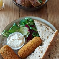 Shakshuka en oesterzwamkroketten op zuurdesembrood at BROEI in Utrecht