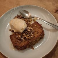 Caramel roomijs en pistachecake at BROEI in Utrecht