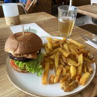 Broei burger (with a beans patty, ceviche ham and sriracha mayonaise) and kombucha (with ginger and lemongrass): both quite nice, but not special at BROEI in Utrecht
