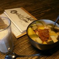 Viele vegane Angebote, z. B. Chai latte und Sojajoghurt mit Granola und Früchten at BROEI in Utrecht