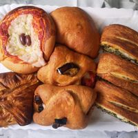 Vegan pizzetta, sfoglie, arancino al forno, cartocciate at Bar Dolcezza in Catania