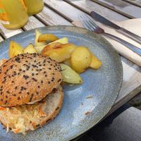 portobello burger mit coleslaw and potato wedges (vegan) and in the back mac and cheese with broccoli and hot sauce (vegetarian)  at Adelhaus in Freiburg