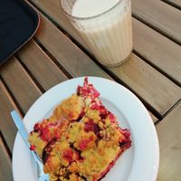 Pflaumenstreuselkuchen und Hafermilch ;) at Adelhaus in Freiburg