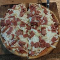 Hawaiana (fui tan feliz comiendo esta pizza, está muy buena) at Veggino's Pizza in Mexico City