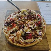 Sinaloense: debo admitir que no ha sido de mis favoritas, tal vez por las aceitunas, pero de igual manera está buena. Aunque en siguientes visitas eligiría otra:) at Veggino's Pizza in Mexico City