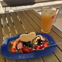 my vegan ice with strawberries and icecream at Werners Eiscafe in Wismar