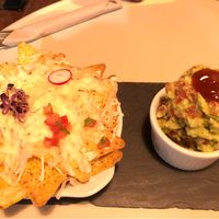Nachos con guacamole y cheddar vegano at Cactus in Palamos