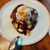 Bolo 🍰 de chocolate 🍫 con sorvete 🍨 at Teva in Rio De Janeiro