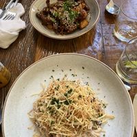 Onder: smoked salpicão. Boven: korean spiced crusted seitan at Teva in Rio De Janeiro