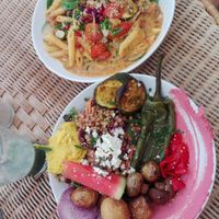 Salad bowl and pesto bowl with green juice (cucumber, fennel and apple with spirulina) at Kitchen Garden in Bordeaux