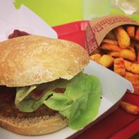 Vegan burger and french chips at L'Appétit Bio in Nancy