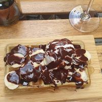 Vegane Waffeln mit Banane Vanilleeis und Schokosoße at The Sister in Brussels