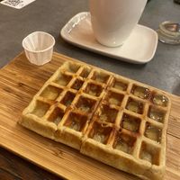 J’avais déjà coupé la gaufre donc elle est plus grande mais le sirop d’érable, très peu, et le goût.. pas bon. Y’a  quasiment rien sur cette gauffre à 6€ 🙄  at The Sister in Brussels
