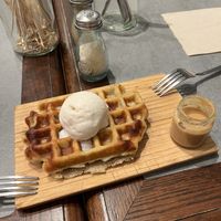 Waffel mit Vanilleeis & Erdnusssauce   at The Sister in Brussels