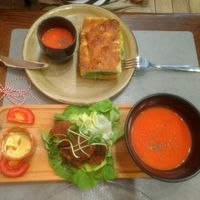 très bon at The Sister in Brussels