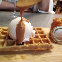 Gaufre beurre de cacahuète et glace vanille at The Sister in Brussels