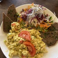 Mediterranes Tofu-Rührei   at Marae - Kaffee & Zauberei in Luebeck