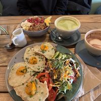 “Spiegelei” auf Brot mit Salat, Granola Muesli, Matcha Latte und Dattel Schokolade 😋  at Marae - Kaffee & Zauberei in Luebeck