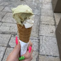 Gelateria con vari gusti vegani a base di latte di riso particolari. Io ho preso pistacchio variegato con pomodoro candito e mandorla con biscotto salato. Abbastanza buono at Bar Fod in Cisternino