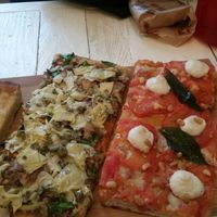 tomatoes, artichokes, a pie and a beer at Hank Vegan Pizza in Paris