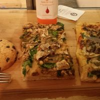 Pizza at Hank Vegan Pizza in Paris