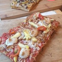 Hawaiian pizza slice at Hank Vegan Pizza in Paris