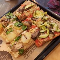 Pizza! at Hank Vegan Pizza in Paris