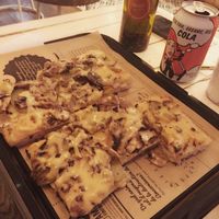 Delicious pizza at Hank Vegan Pizza in Paris