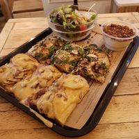 Medium meal with two slices and two sides. at Hank Vegan Pizza in Paris