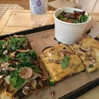 2 slices and salad at Hank Vegan Pizza in Paris