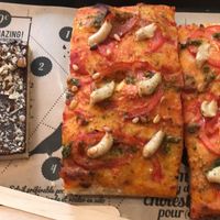 La Mama pizza and chocolate tarte at Hank Vegan Pizza in Paris