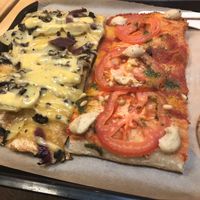 Pizza meal at Hank Vegan Pizza in Paris