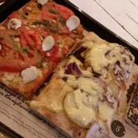   at Hank Vegan Pizza in Paris