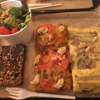 Le petit Plate deal was A-1 at Hank Vegan Pizza in Paris