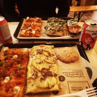 Pizzas at Hank Vegan Pizza in Paris