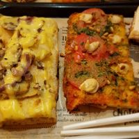 Pizza with cheese at Hank Vegan Pizza in Paris