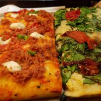 Pizza with beyond meat at Hank Vegan Pizza in Paris