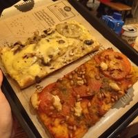 Delicious pizza at Hank Vegan Pizza in Paris