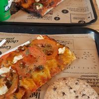 Pizza Beyond meat lover et pizza Mama + cookie at Hank Vegan Pizza in Paris