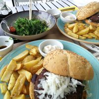 Burger and wakame at Suka in Suances