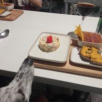 Primer plato, ensaladilla, tosta de nueces, frijoles con chili  y nachos at Natu in Santander