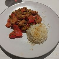 Heura guisado con pimientos y arroz , y lamentablemente los postres estaban tan buenos q se me olvidó la foto, pero fue tarta de pera y bizcocho de calabaza at Natu in Santander