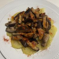 Setas con patata cocida y pimientón  at Natu in Santander