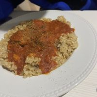 Arroz integral con tomate y albóndigas de berenjena  at Natu in Santander