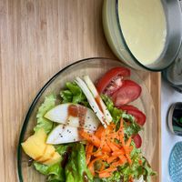 Crema con ensalada at Natu in Santander