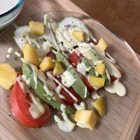 Ensalada con salsa muy rica.   at Natu in Santander