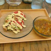 Primero una ensalada de tomate y aguacate juntos a una sopande verduras. Segundo crepes de calabaza y acelgas. at Natu in Santander