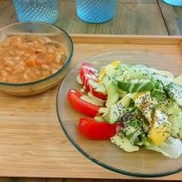 Alubias blancas y ensalada at Natu in Santander