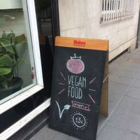 clear vegan sign at Natu in Santander