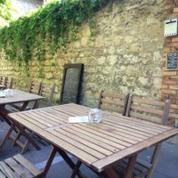 L'une des terrasses du Resto V, au calme sous les arbres  at Resto V in La Garenne-colombes